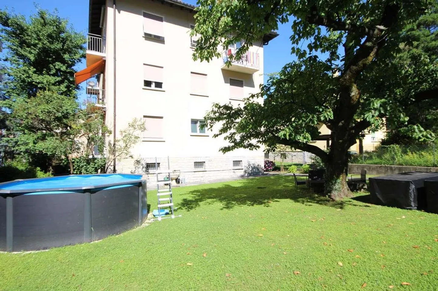 Spazioso appartamento in piccolo contesto con giardino - Foto 1 di 6