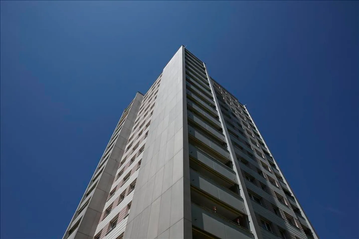 Appartamento moderno con balcone - Foto 2 di 8