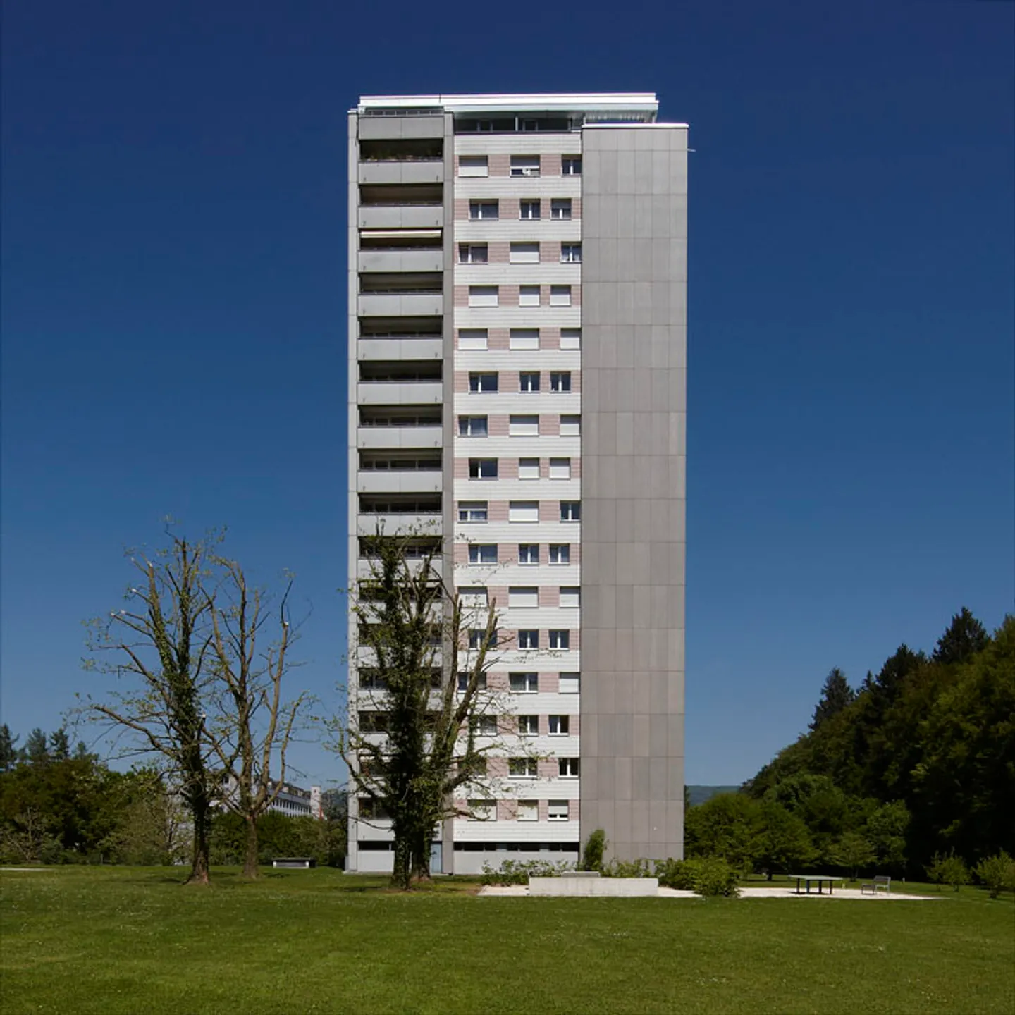 Appartamento moderno con balcone - Foto 3 di 8