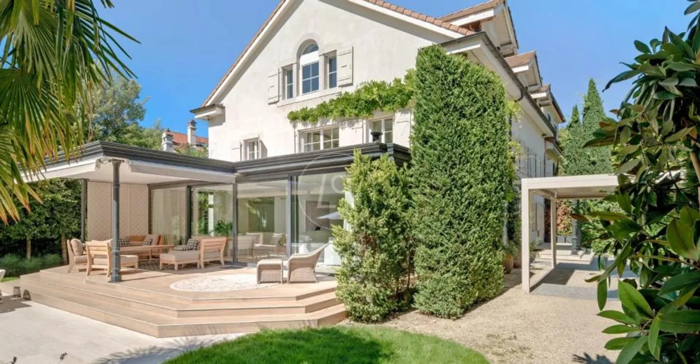 Elegant character home in a green setting? Bellevue, Riv - Photo 1 of 13