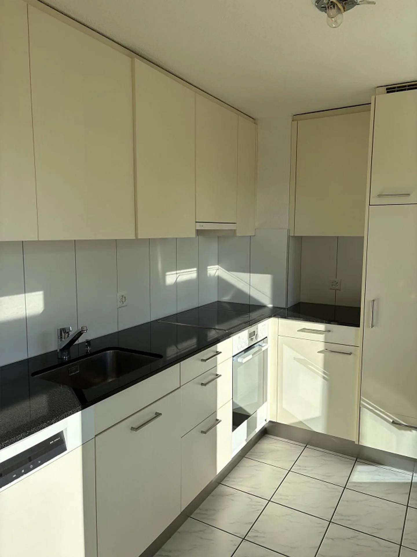 Appartamento 3 1/2 locali in posizione tranquilla - Foto 3 di 9