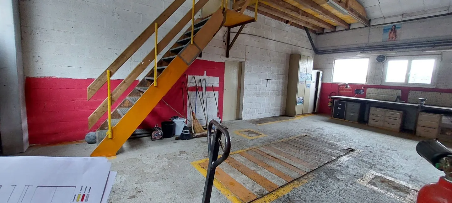 Vehicle Workshop for Rent in Neyruz - Photo 1 of 7