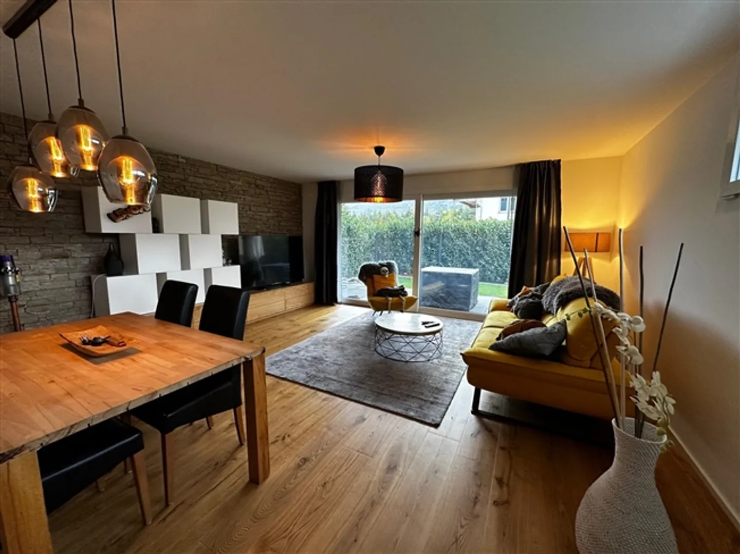 A magnificent 4-room ground floor apartment with terrace and very large private lawn - Photo 3 of 15