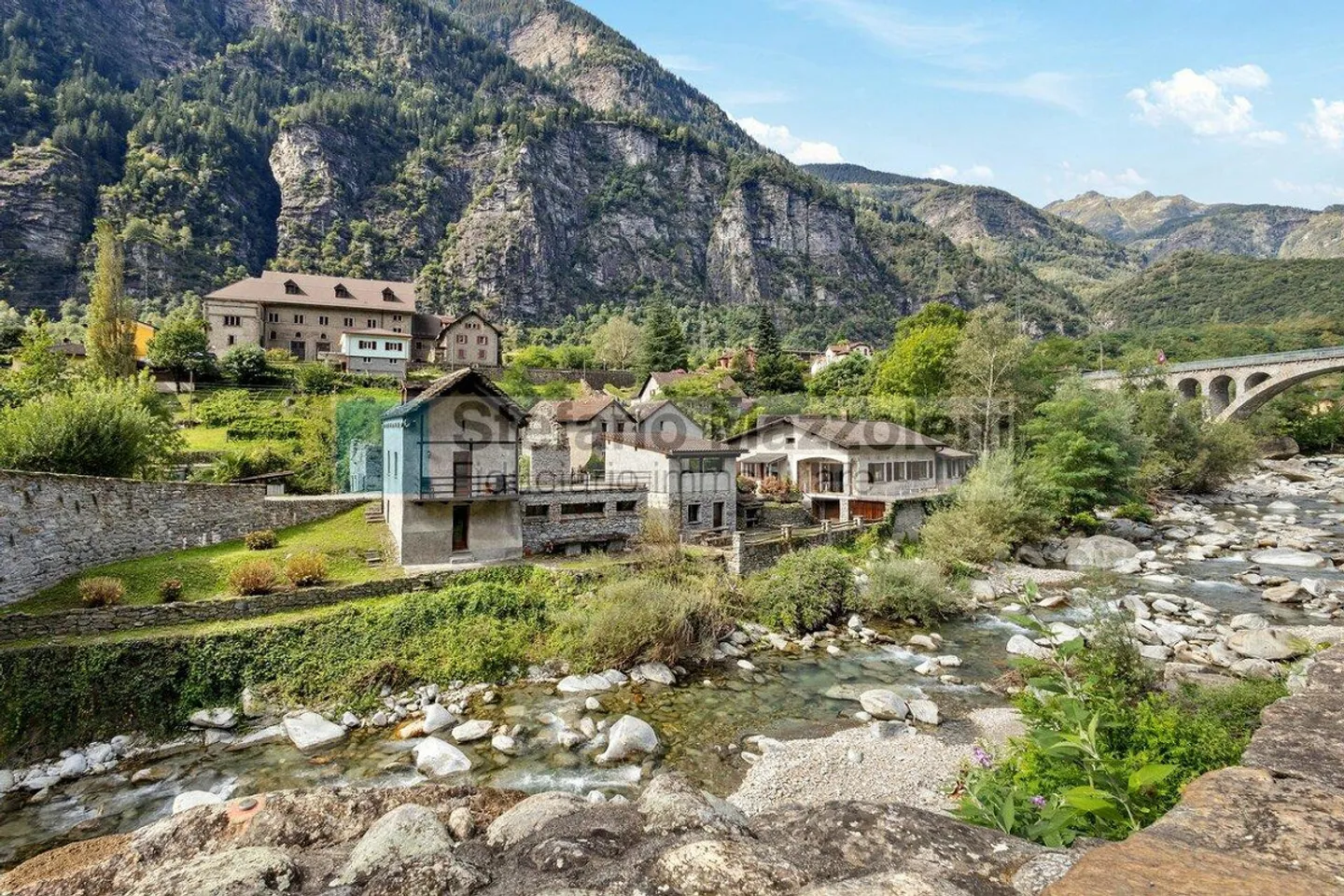 GIORNICO sur l'île du fleuve Ticino - Maison unifamiliale - Photo 1 sur 11