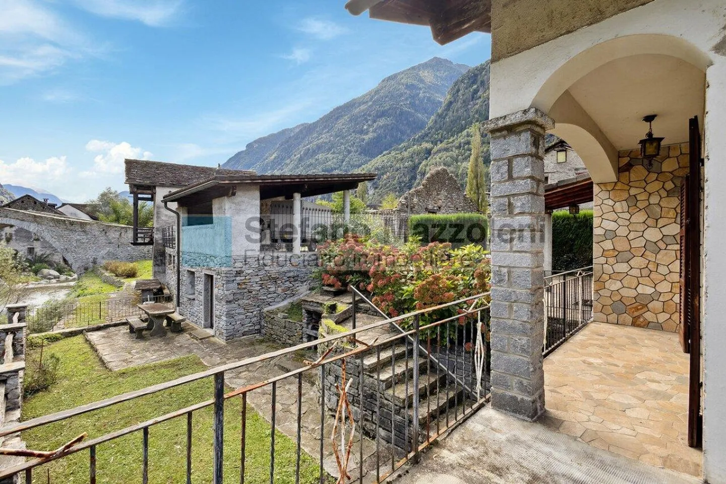 GIORNICO sur l'île du fleuve Ticino - Maison unifamiliale - Photo 2 sur 11
