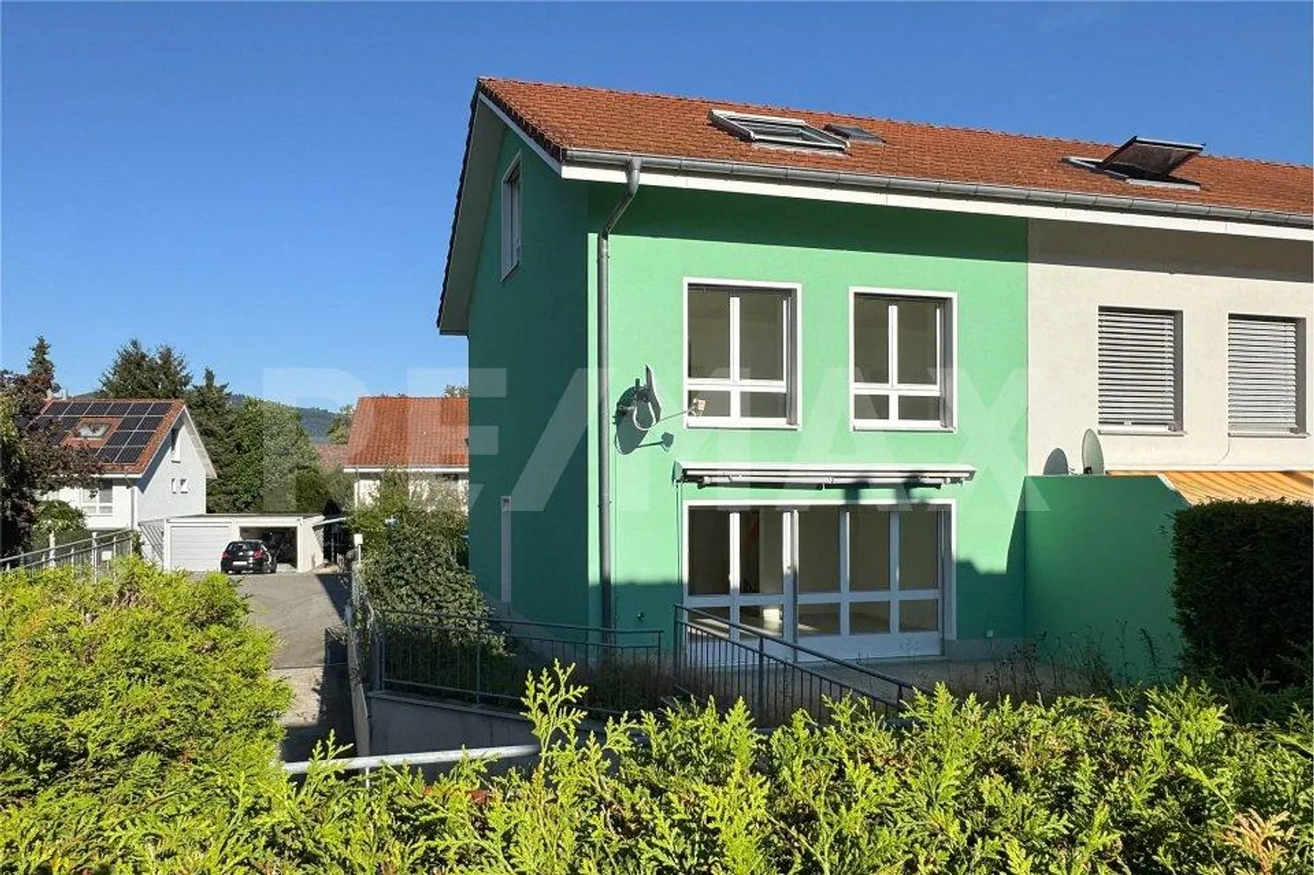 Affascinante casa a schiera angolare con giardino e tanto spazio per vivere - Foto 1 di 9