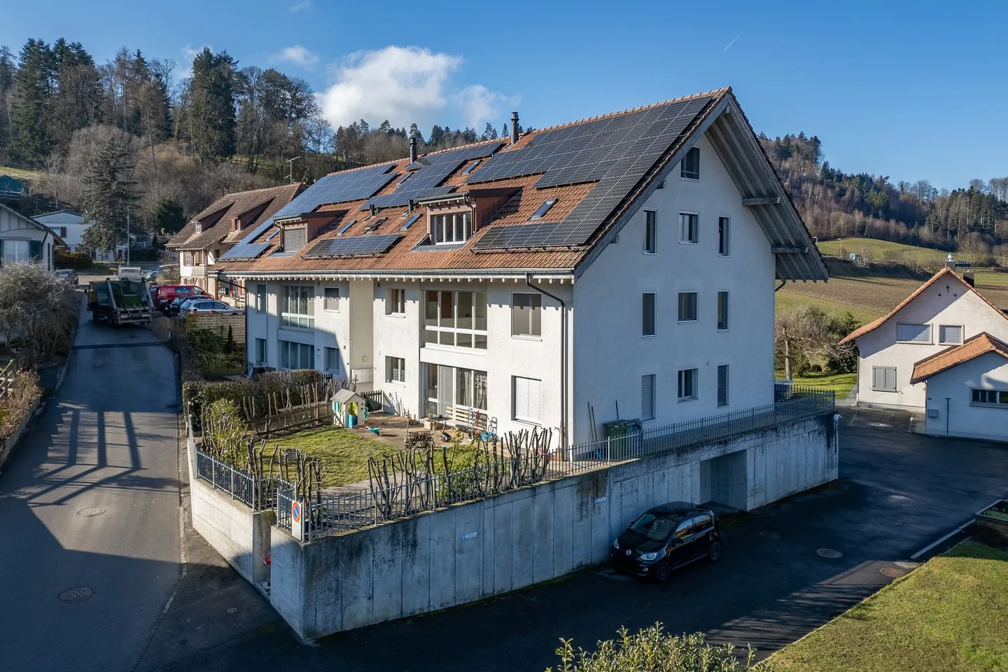 Attractive multi-family house with 6 apartments in Schüpfen - Photo 1 of 21
