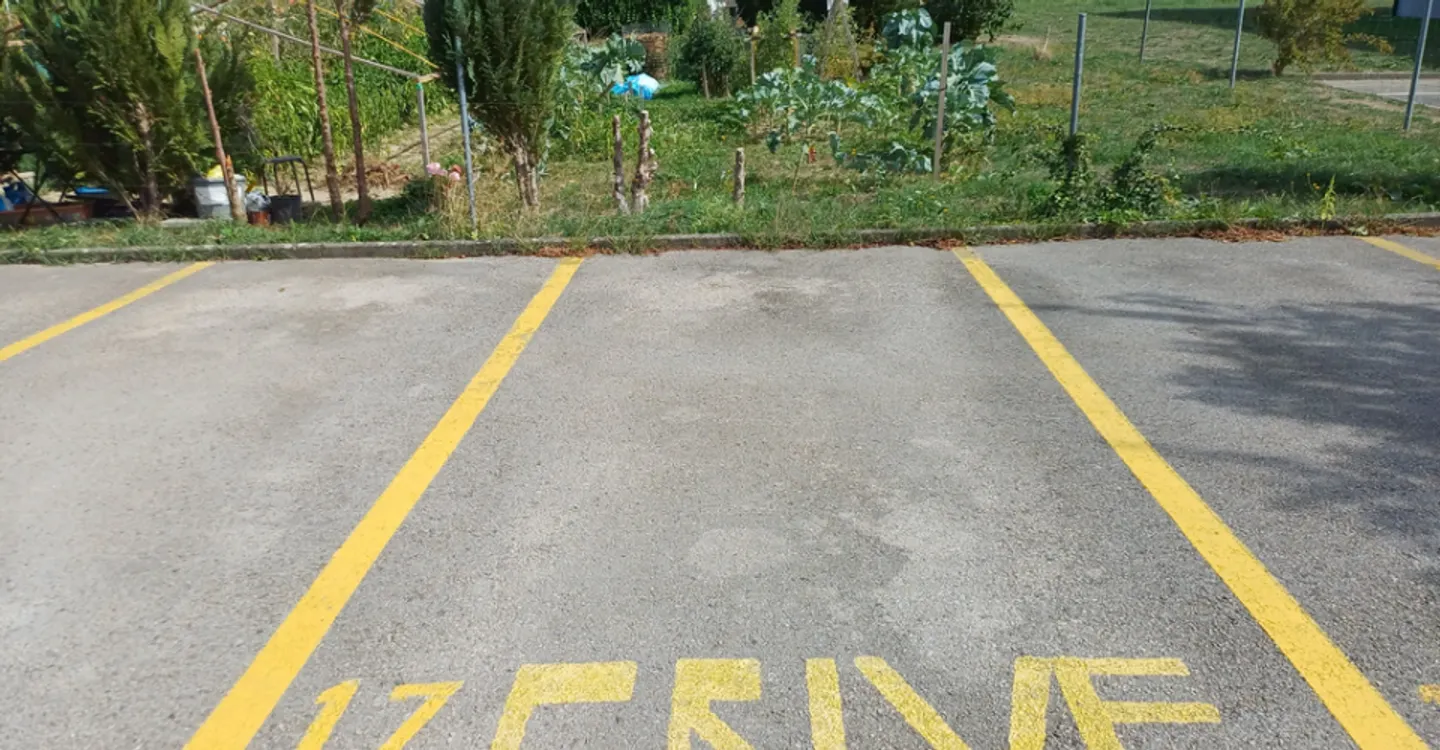 Außenparkplatz - Foto 1 von 2