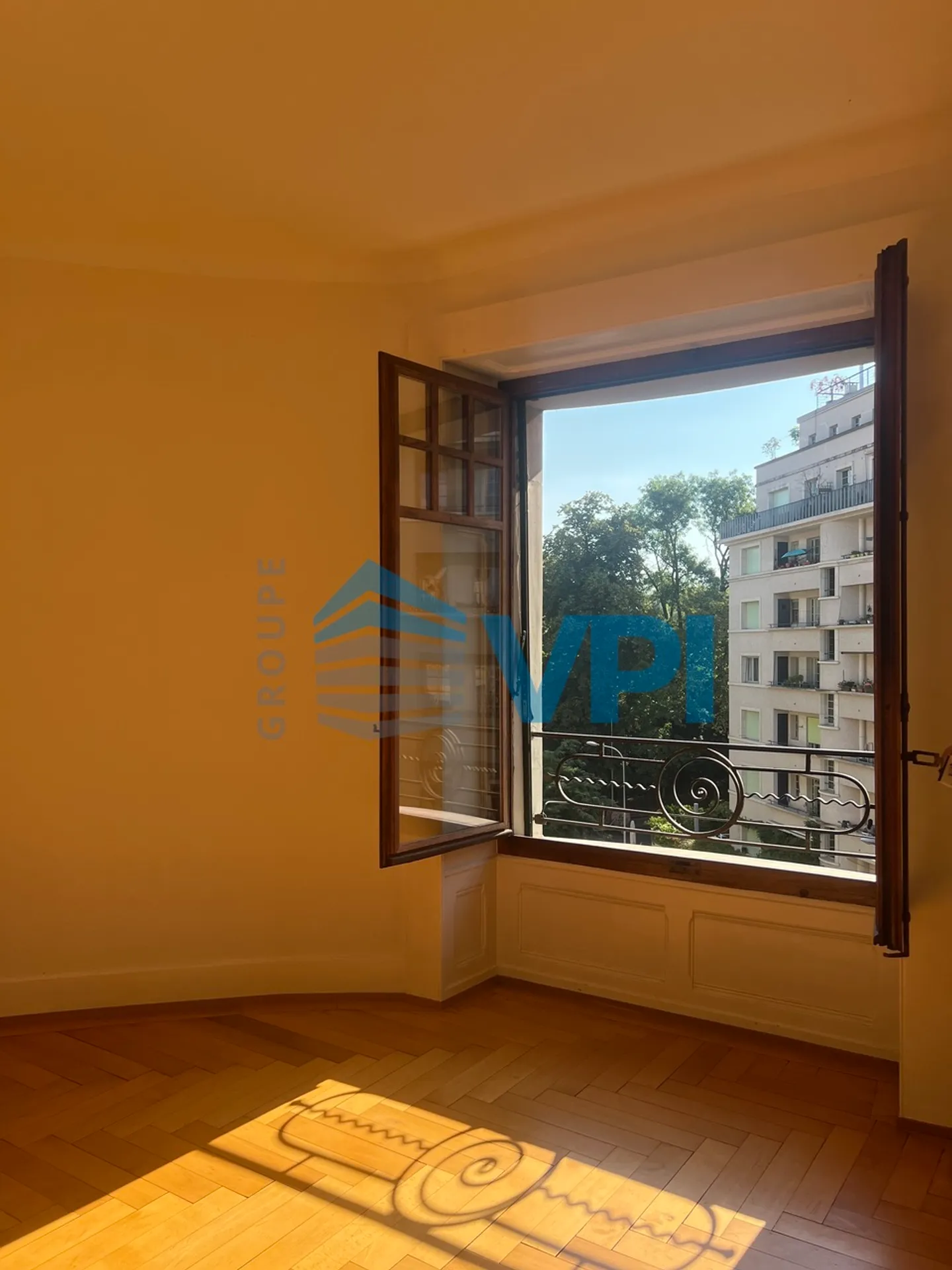 Charming 5-Room Apartment - Photo 2 of 13