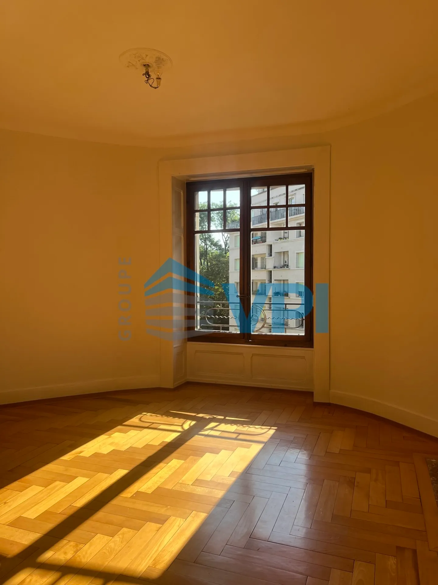 Charming 5-Room Apartment - Photo 3 of 13