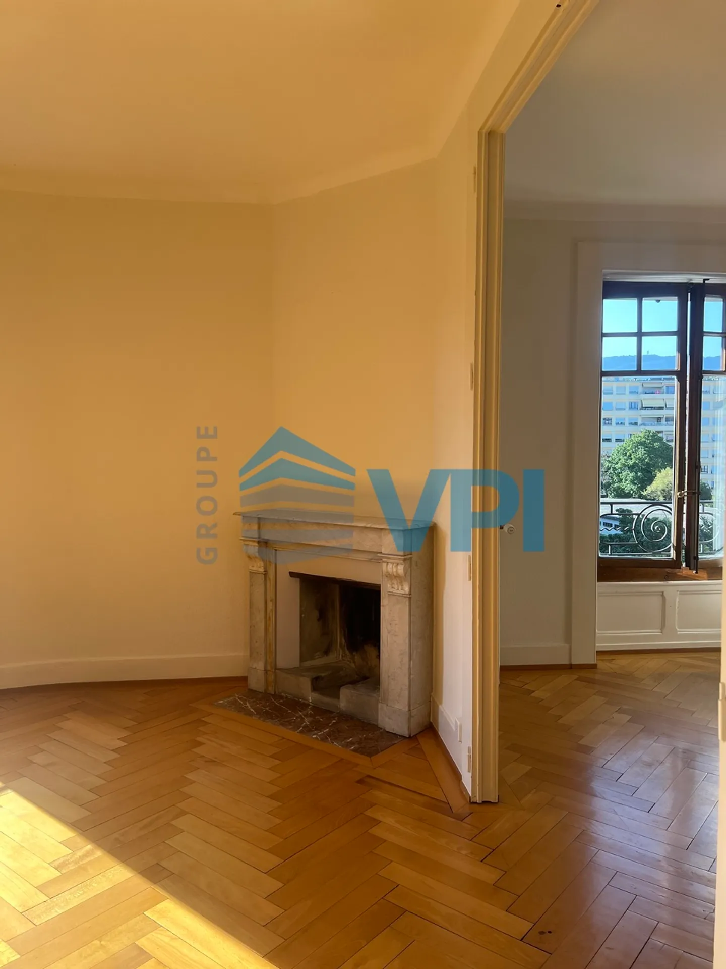 Charming 5-Room Apartment - Photo 4 of 13