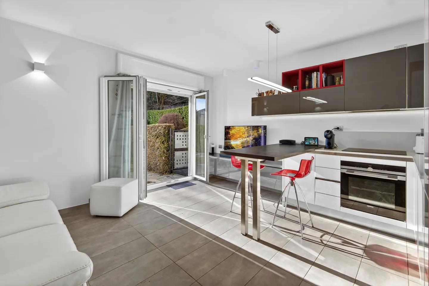 Modern apartment with garden - Photo 2 of 15