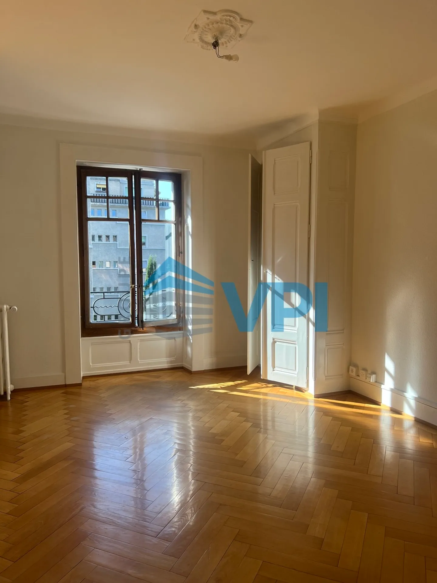 Charming 5-Room Apartment - Photo 8 of 13