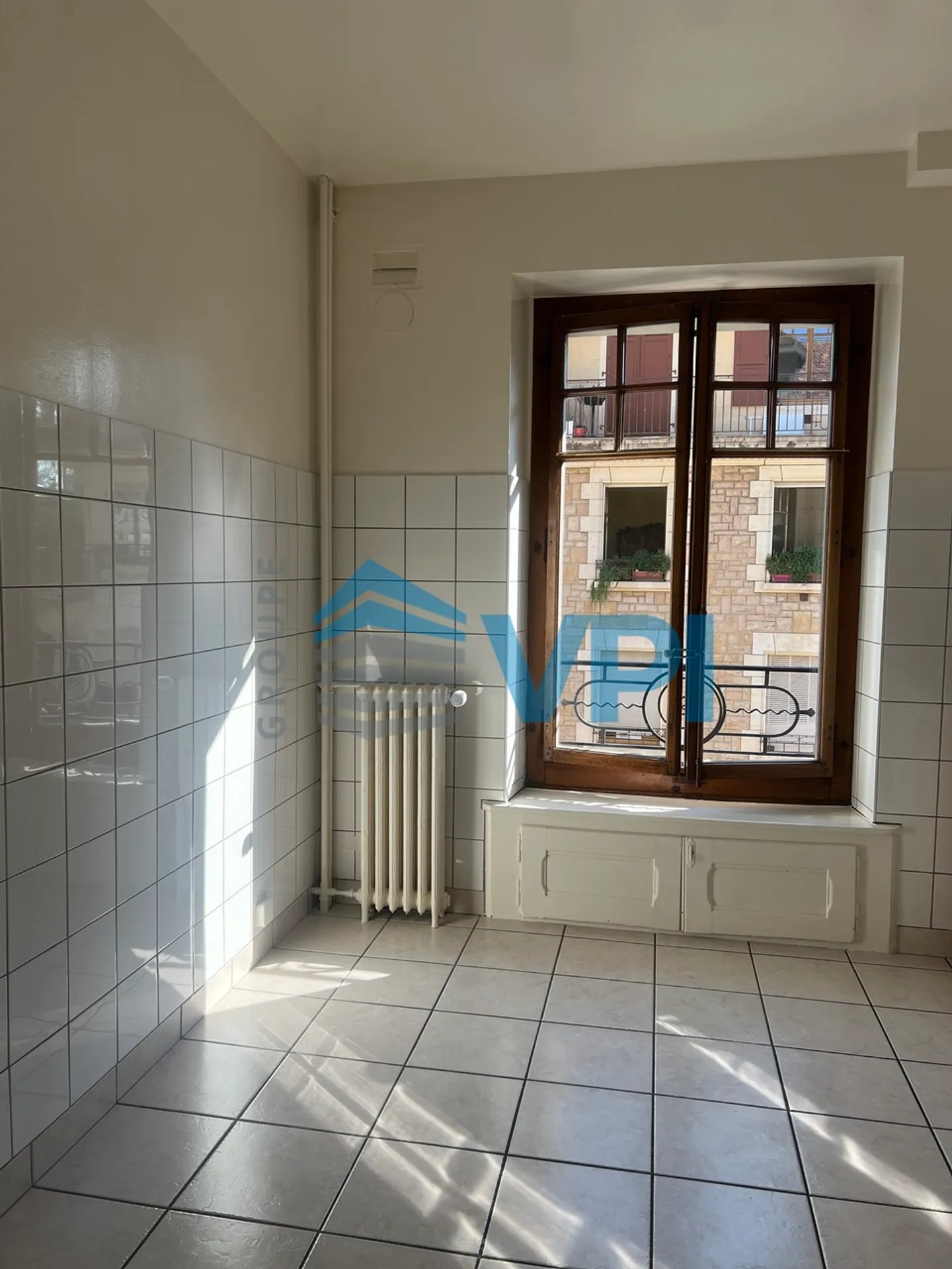 Charming 5-Room Apartment - Photo 11 of 13