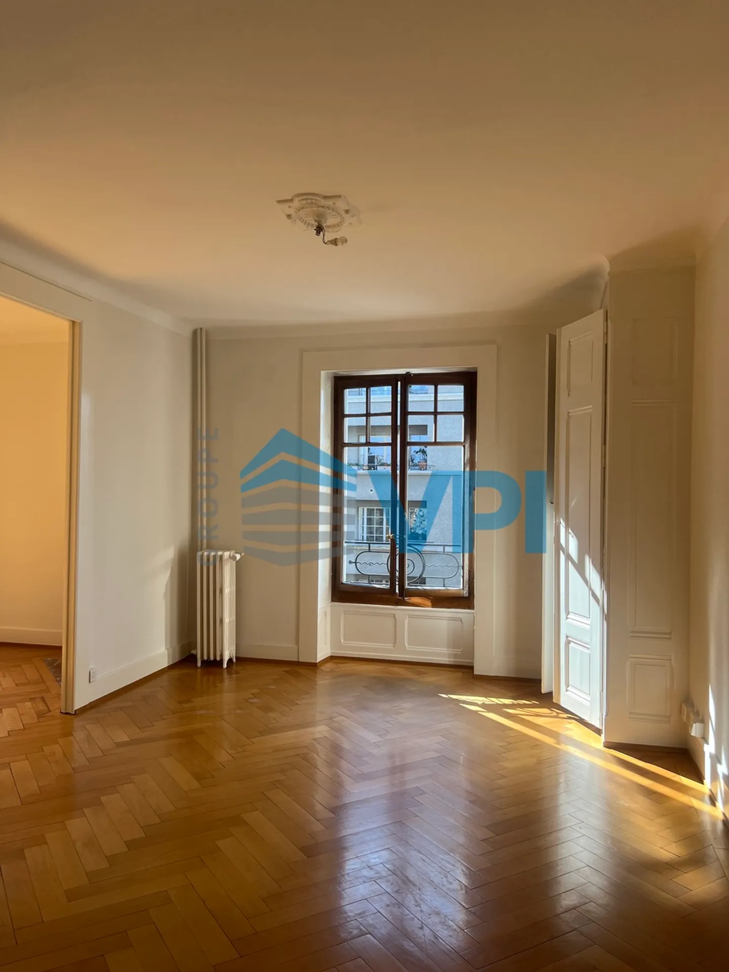 Charming 5-Room Apartment - Photo 5 of 13