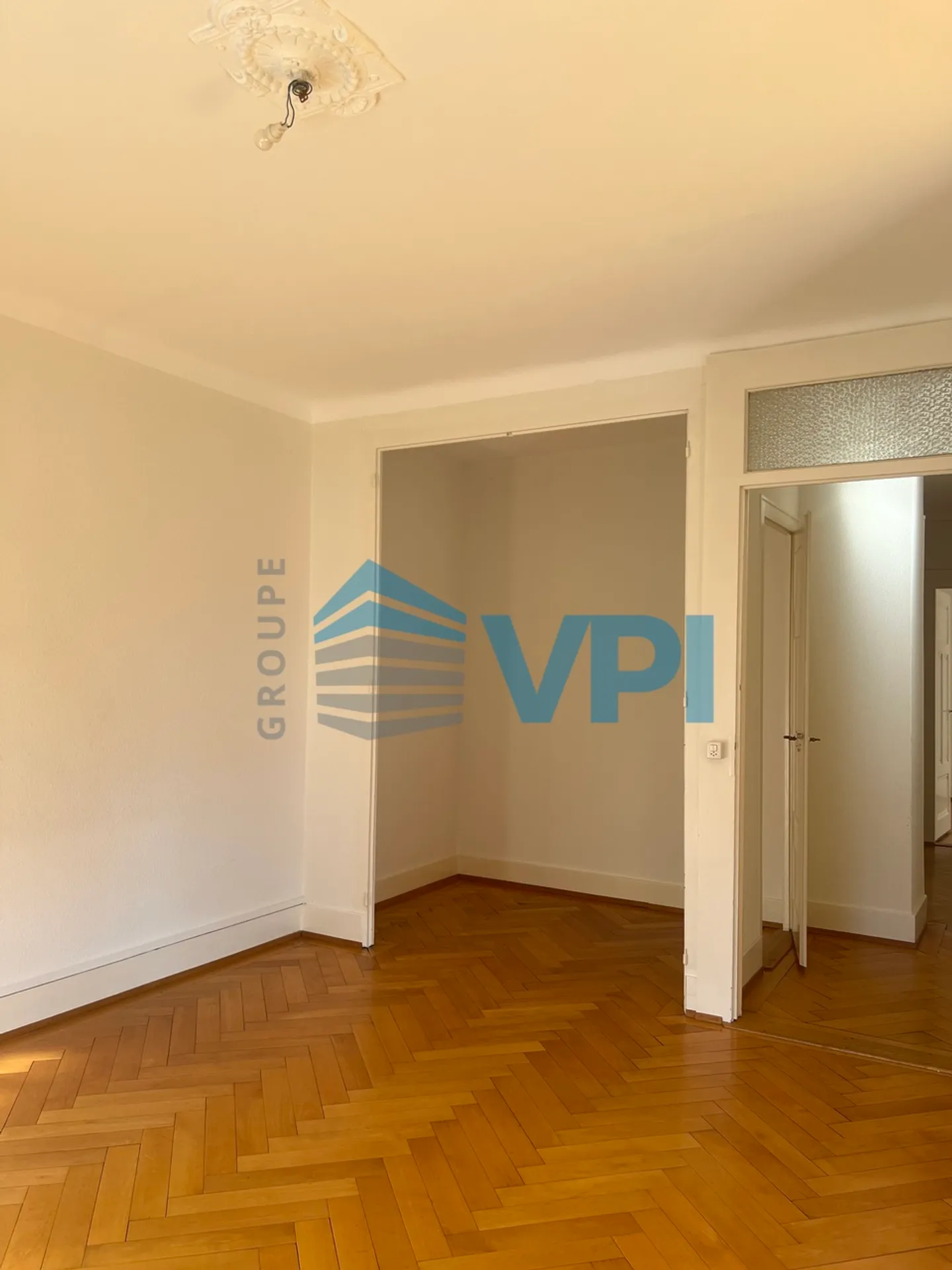 Charming 5-Room Apartment - Photo 6 of 13
