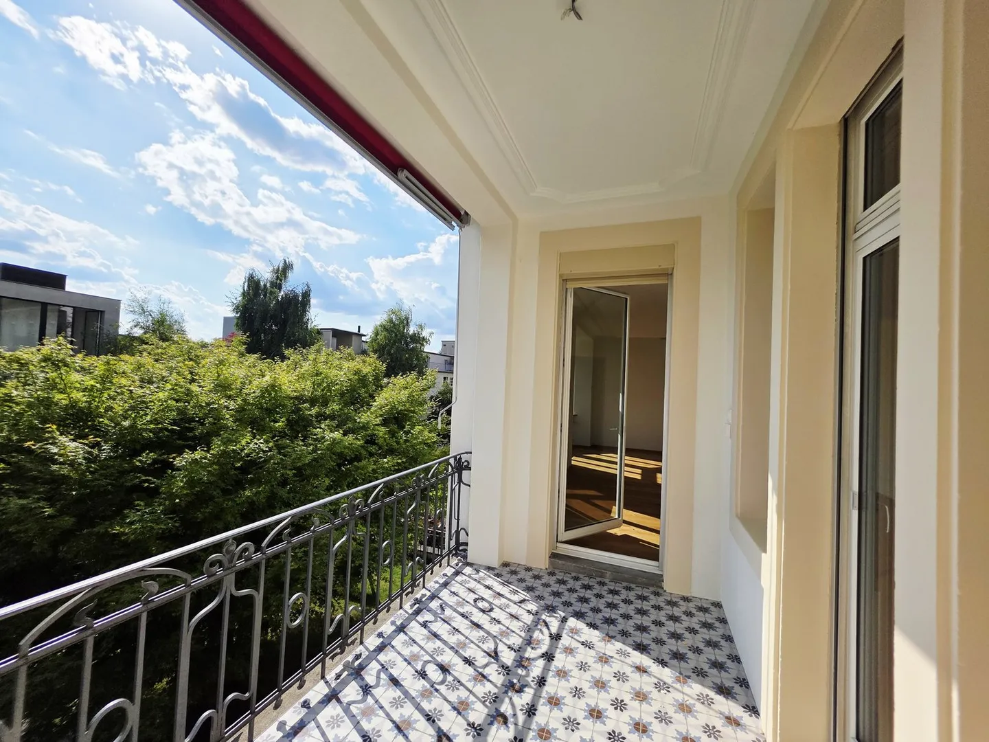 Première location d'un appartement de 5 pièces de rêve dans un ancien bâtiment après rénovation complète - Photo 3 sur 17