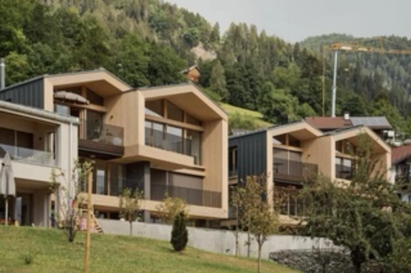 Appartamento giardino 3.5 locali soleggiato a Tomils (GR) – Nuova costruzione 2025, moderno - Foto 2 di 13