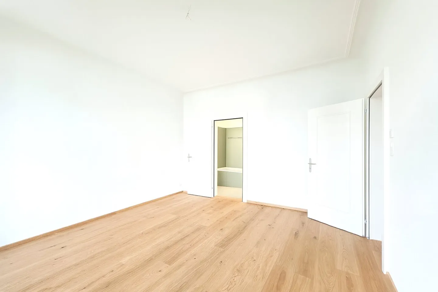 Première location d'un appartement de 5 pièces de rêve dans un ancien bâtiment après rénovation complète - Photo 4 sur 17