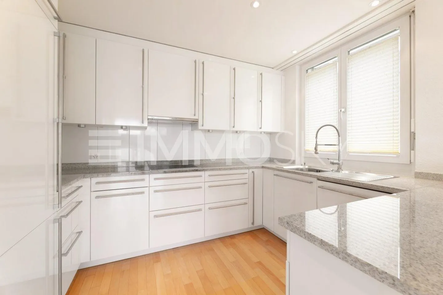 Stylish living with timeless appeal - Photo 4 of 5