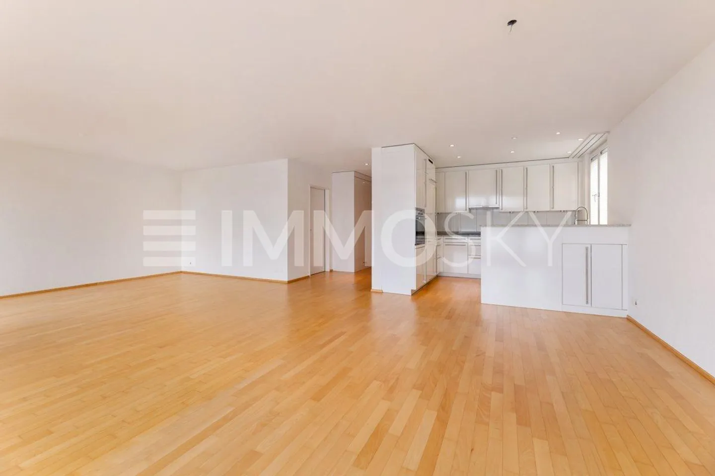 Stylish living with timeless appeal - Photo 3 of 5