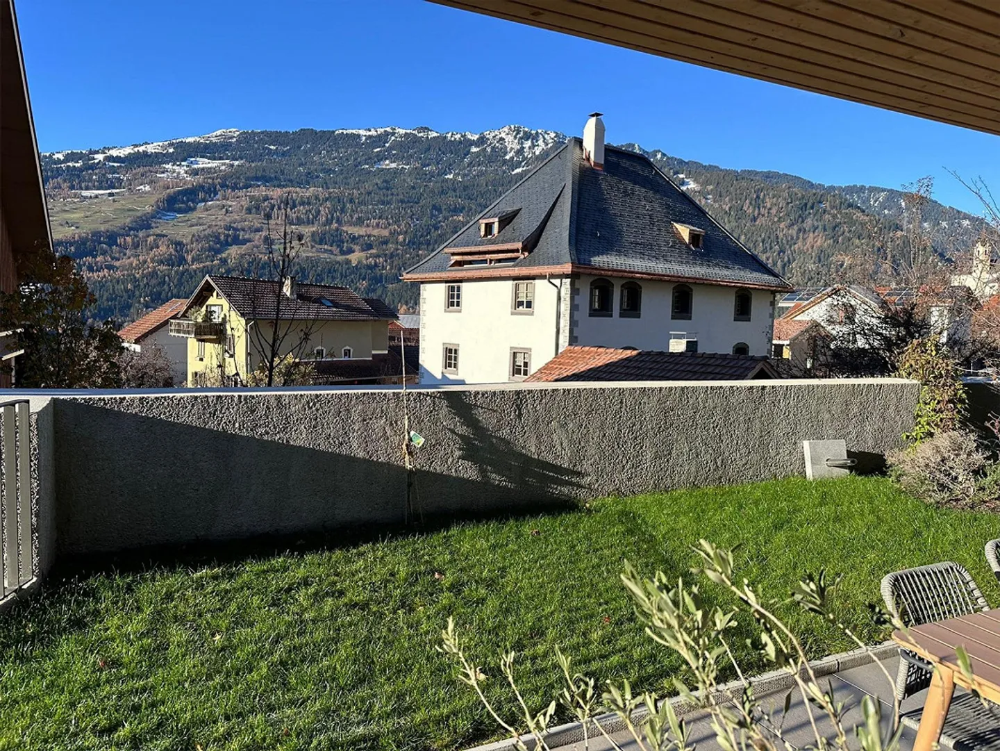 Appartamento giardino 3.5 locali soleggiato a Tomils (GR) – Nuova costruzione 2025, moderno - Foto 6 di 13