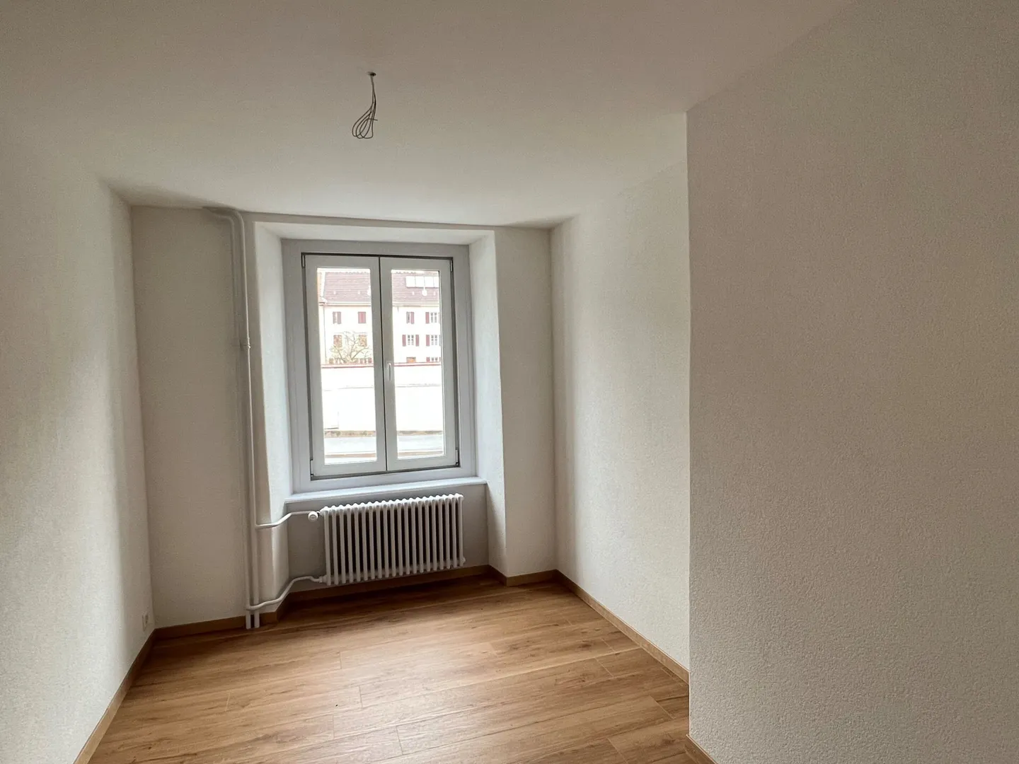 Hôtel-de-Ville 23 - Wunderschöne renovierte Erdgeschosswohnung mit direktem Zugang zum privaten Garten - Foto 3 von 8