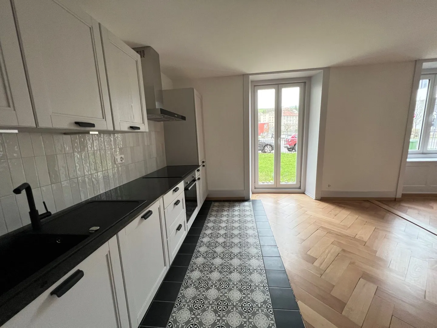 Hôtel-de-Ville 23 - Wunderschöne renovierte Erdgeschosswohnung mit direktem Zugang zum privaten Garten - Foto 4 von 8