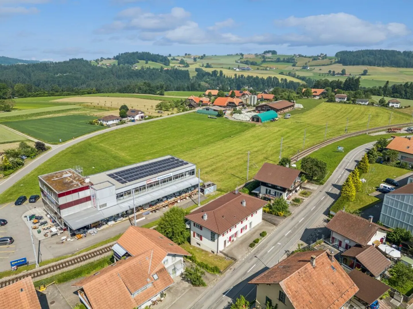 Casa multifamiliare versatile con quattro unità abitative e numerose possibilità - Foto 2 di 13