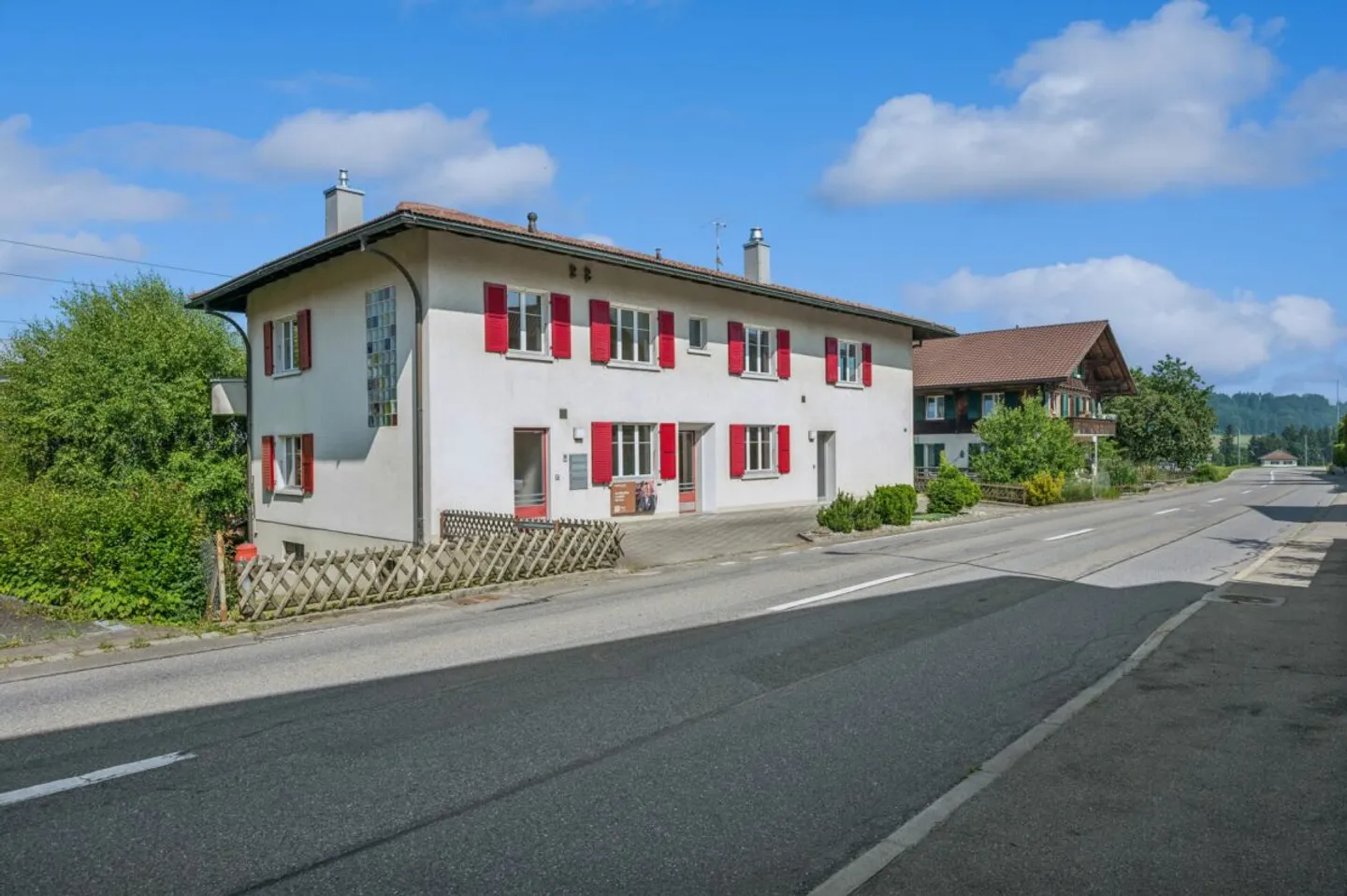 Casa multifamiliare versatile con quattro unità abitative e numerose possibilità - Foto 3 di 13