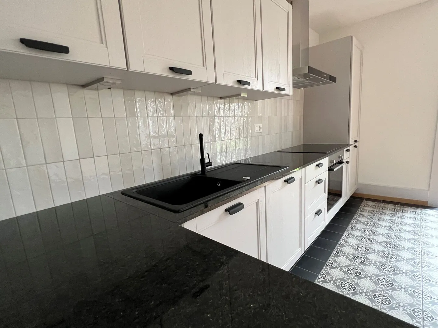 Hôtel-de-Ville 23 - Wunderschöne renovierte Erdgeschosswohnung mit direktem Zugang zum privaten Garten - Foto 7 von 8