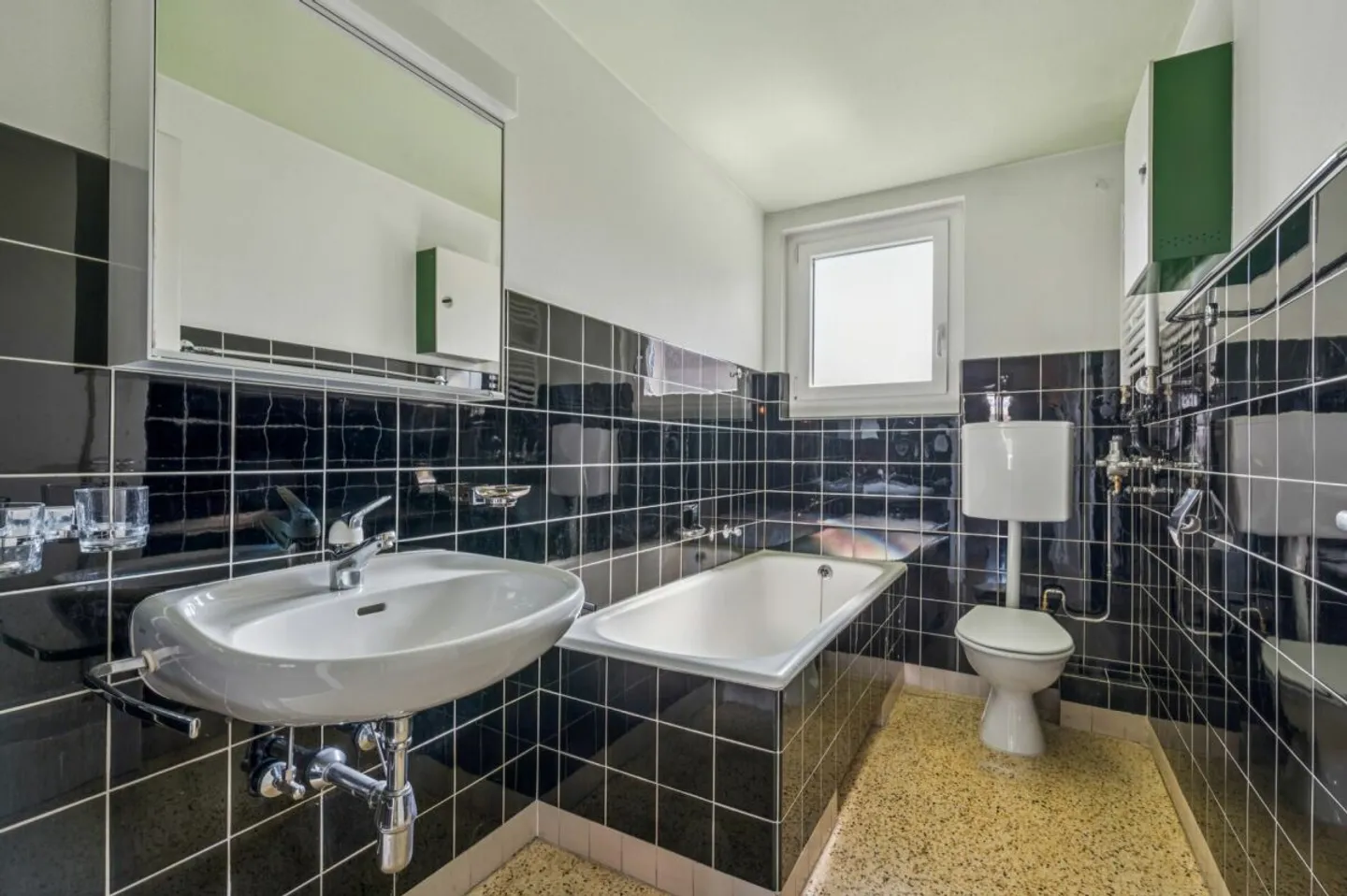 Casa multifamiliare versatile con quattro unità abitative e numerose possibilità - Foto 10 di 13