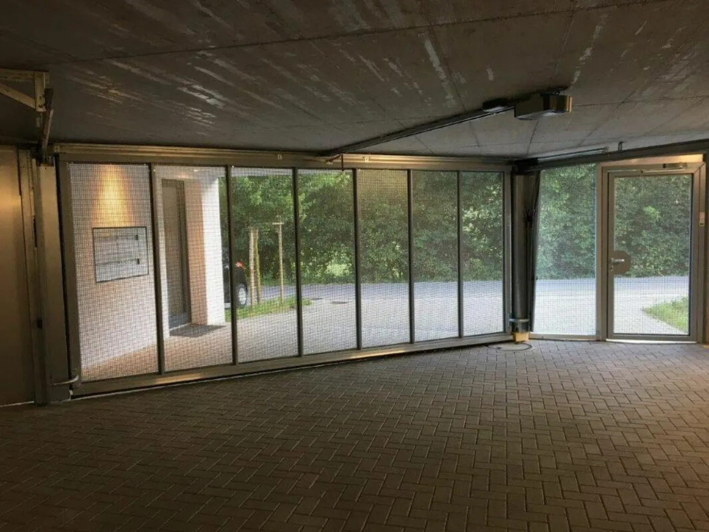 Geräumiger Einstellplatz zu vermieten - Foto 2 von 2