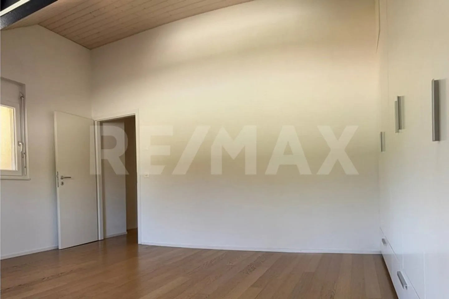 Modern Duplex with Private Garden - Photo 3 of 4