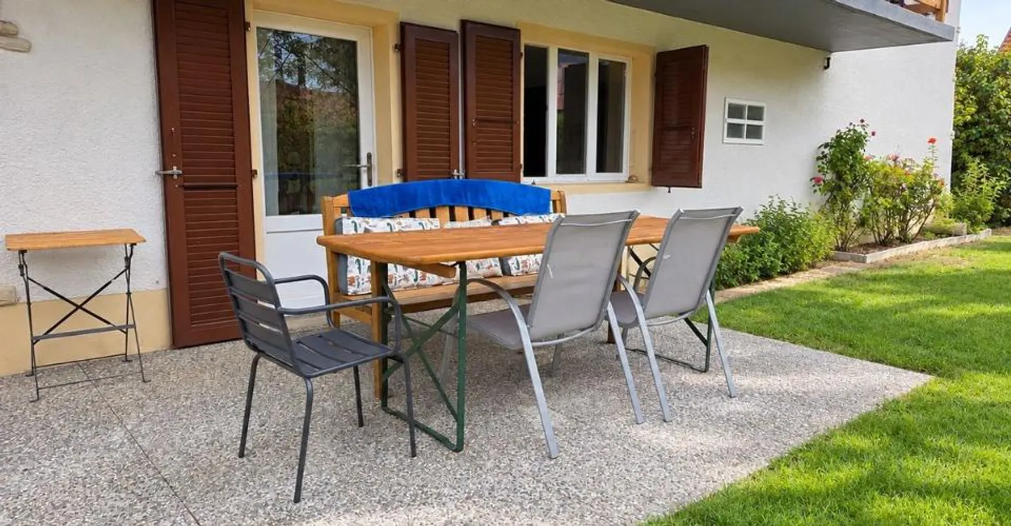 Sonnendurchflutete individuelle Villa mit großem Garten und zwei privaten Garagen - Foto 2 von 12