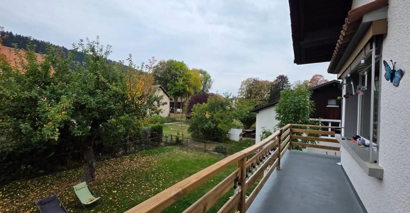 Sonnendurchflutete individuelle Villa mit großem Garten und zwei privaten Garagen - Foto 3 von 12