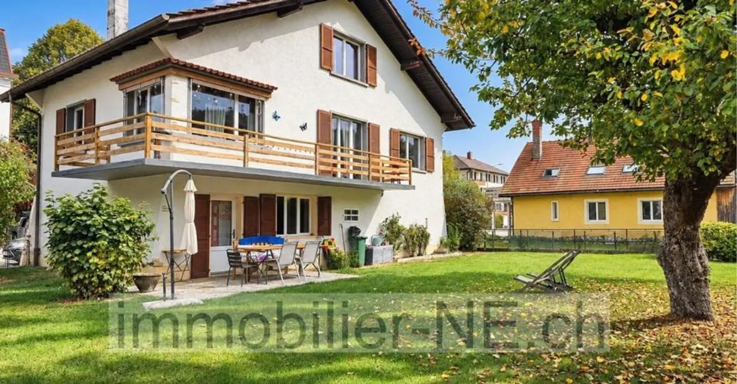 Sonnendurchflutete individuelle Villa mit großem Garten und zwei privaten Garagen - Foto 1 von 12