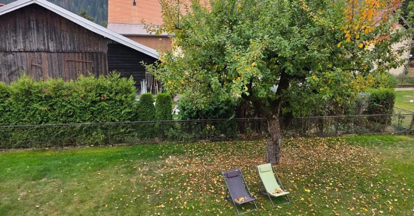 Sonnendurchflutete individuelle Villa mit großem Garten und zwei privaten Garagen - Foto 4 von 12