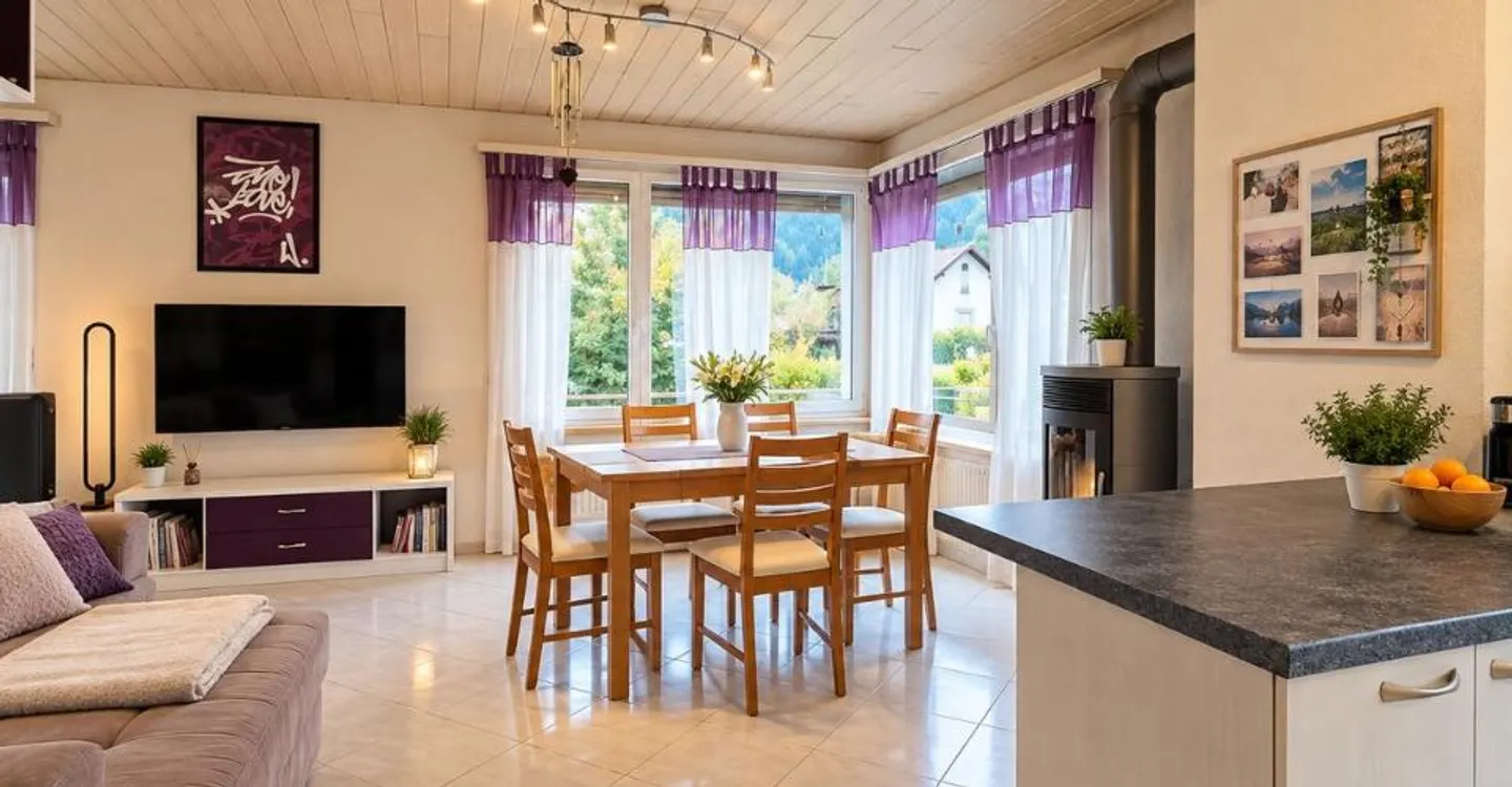 Sonnendurchflutete individuelle Villa mit großem Garten und zwei privaten Garagen - Foto 5 von 12