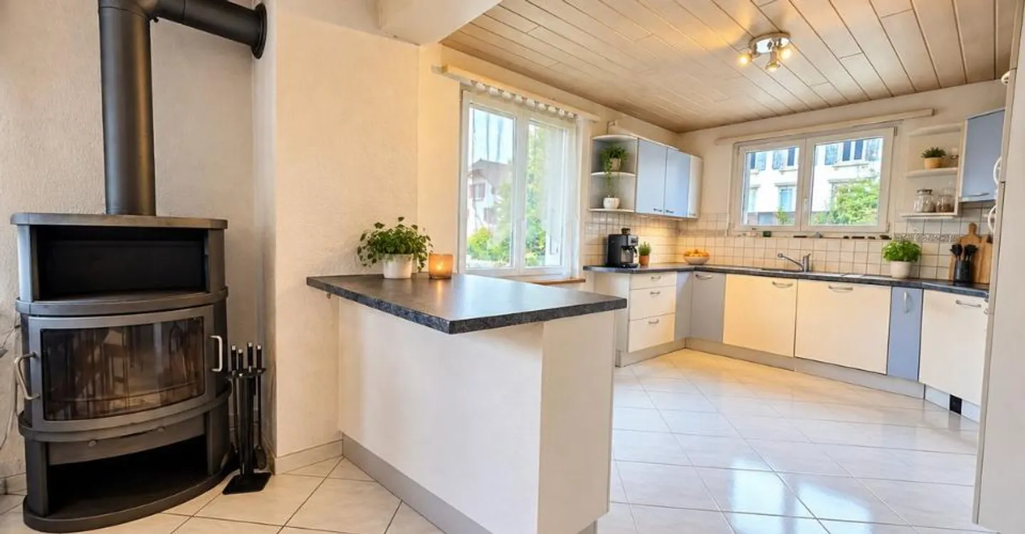 Sonnendurchflutete individuelle Villa mit großem Garten und zwei privaten Garagen - Foto 6 von 12