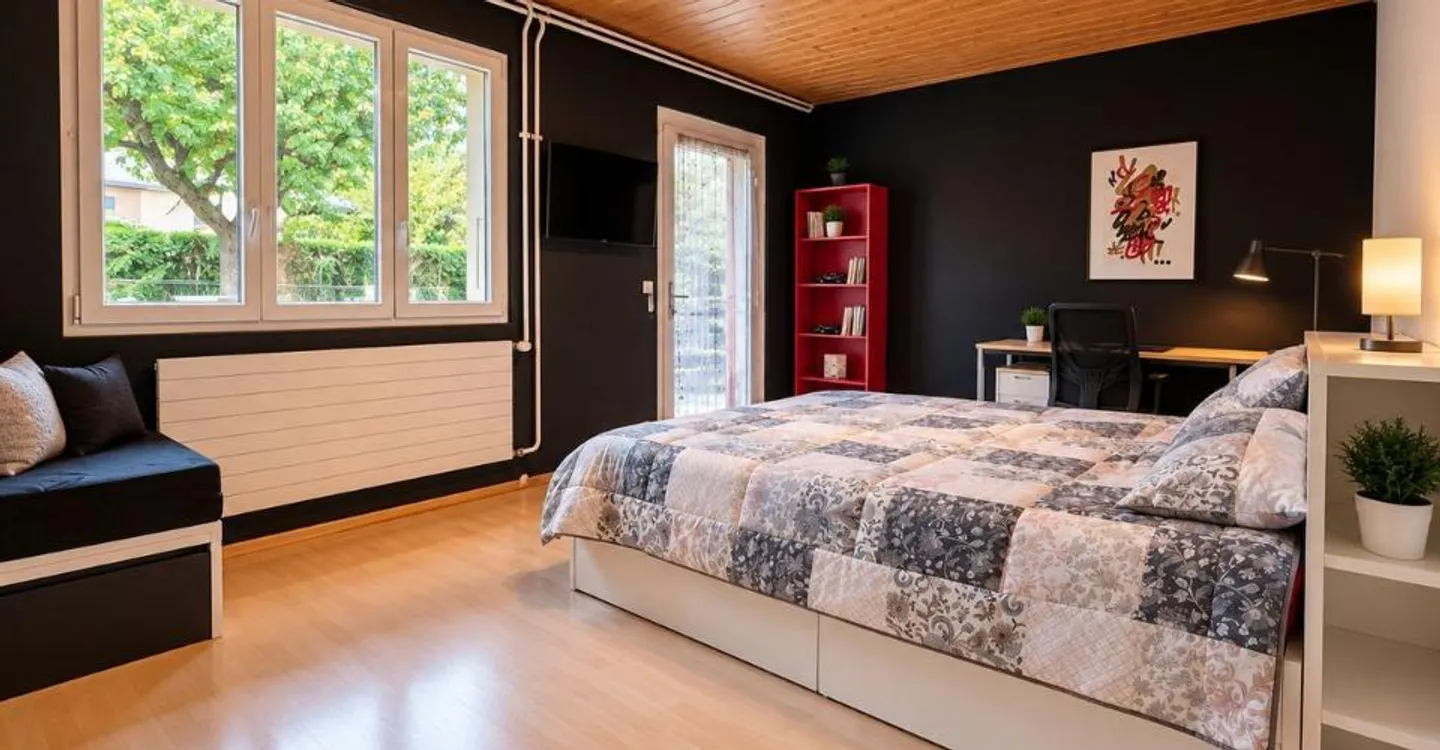 Sonnendurchflutete individuelle Villa mit großem Garten und zwei privaten Garagen - Foto 8 von 12