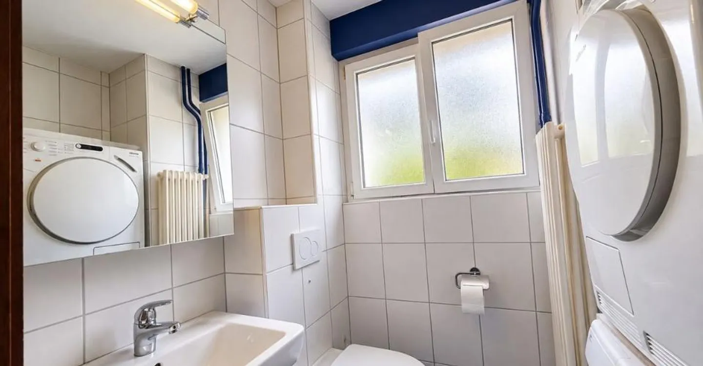 Sonnendurchflutete individuelle Villa mit großem Garten und zwei privaten Garagen - Foto 12 von 12