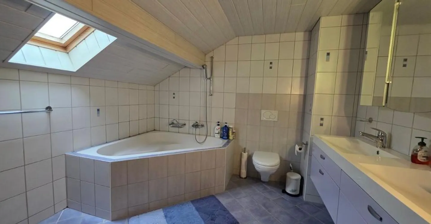 Sonnendurchflutete individuelle Villa mit großem Garten und zwei privaten Garagen - Foto 11 von 12