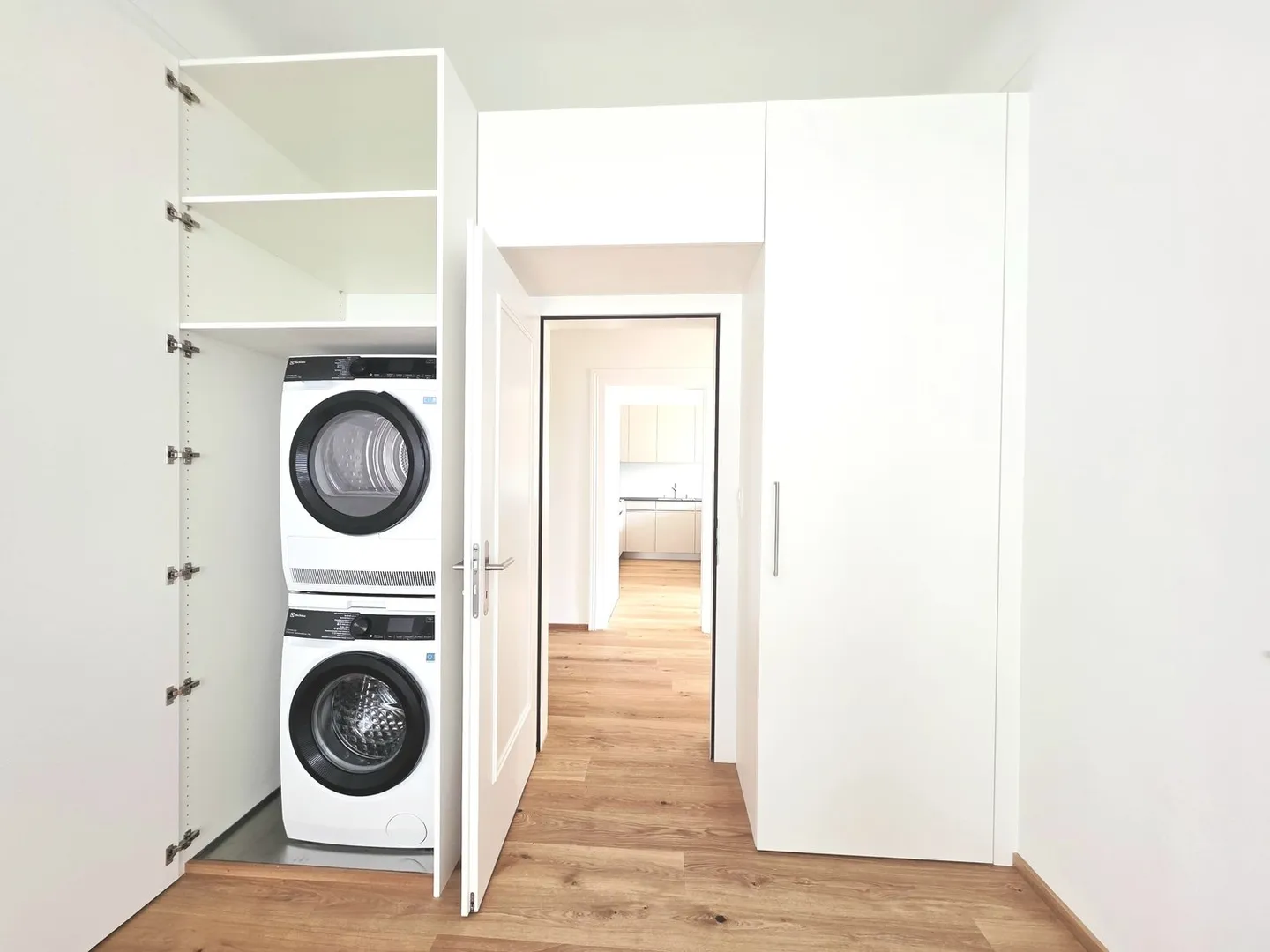 Première location d'un appartement de 5 pièces de rêve dans un ancien bâtiment après rénovation complète - Photo 16 sur 17