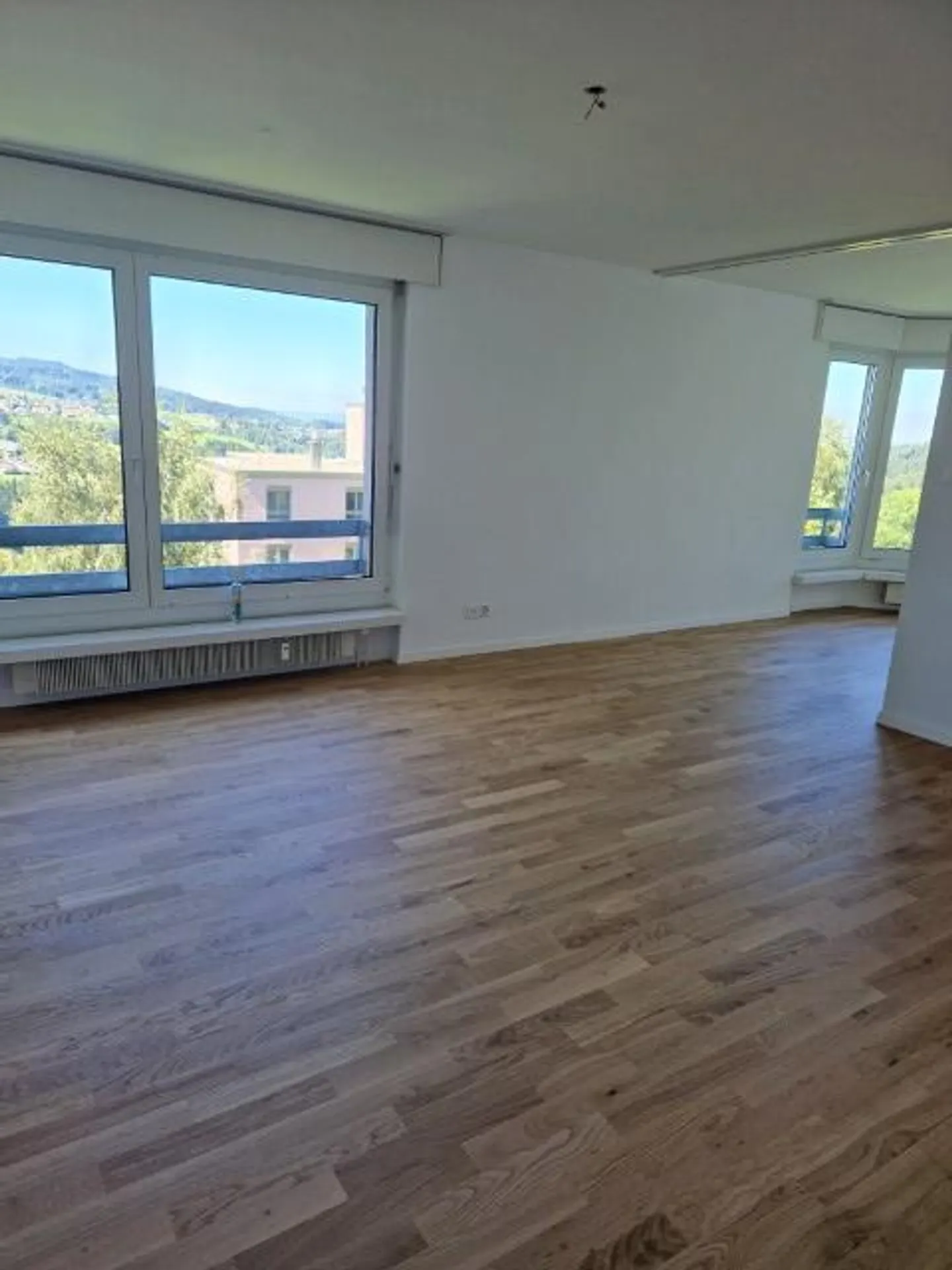 Modern Apartment Near City Center - Photo 4 of 7