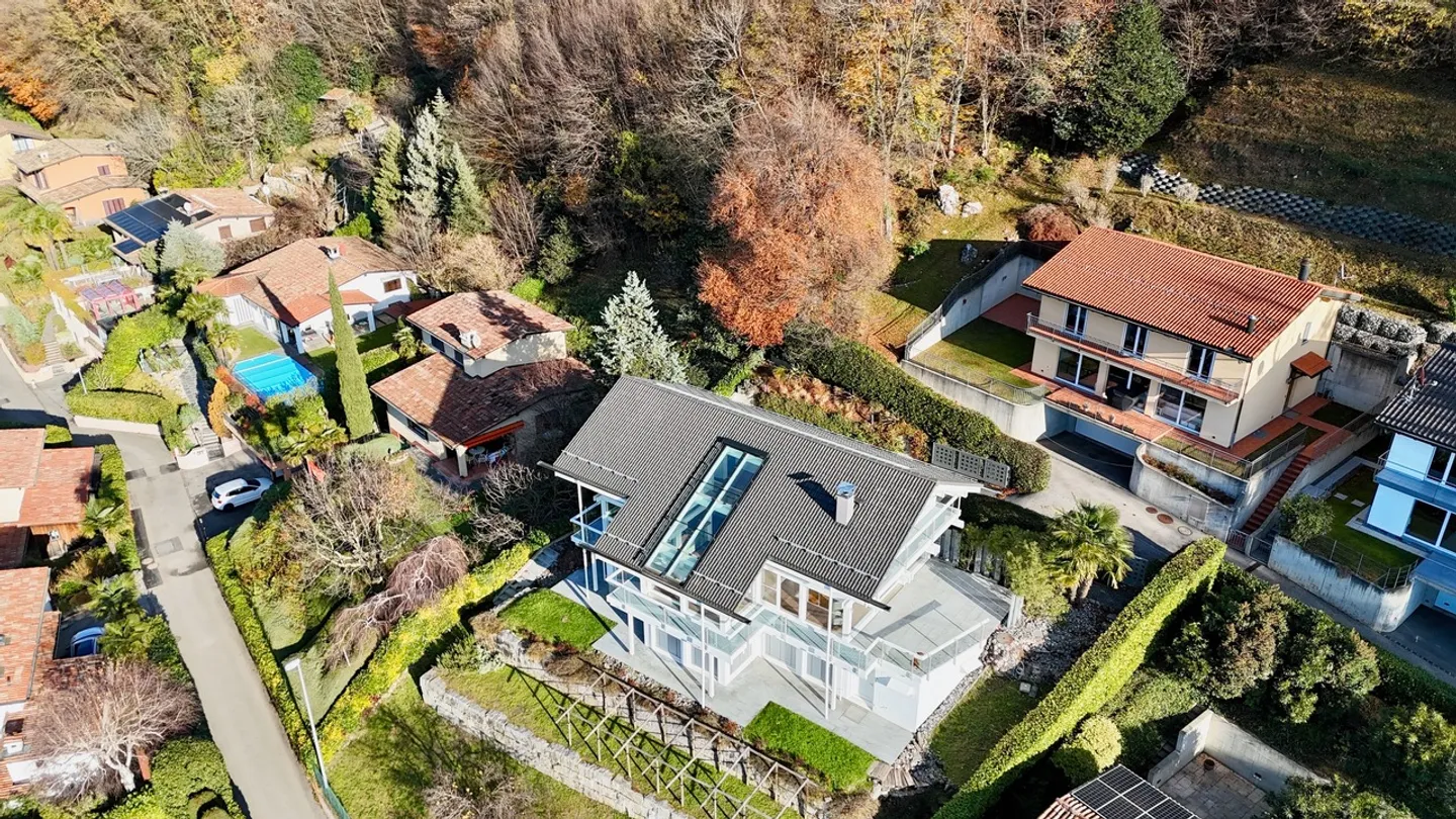Modern Villa in Carabbia - Photo 4 of 26