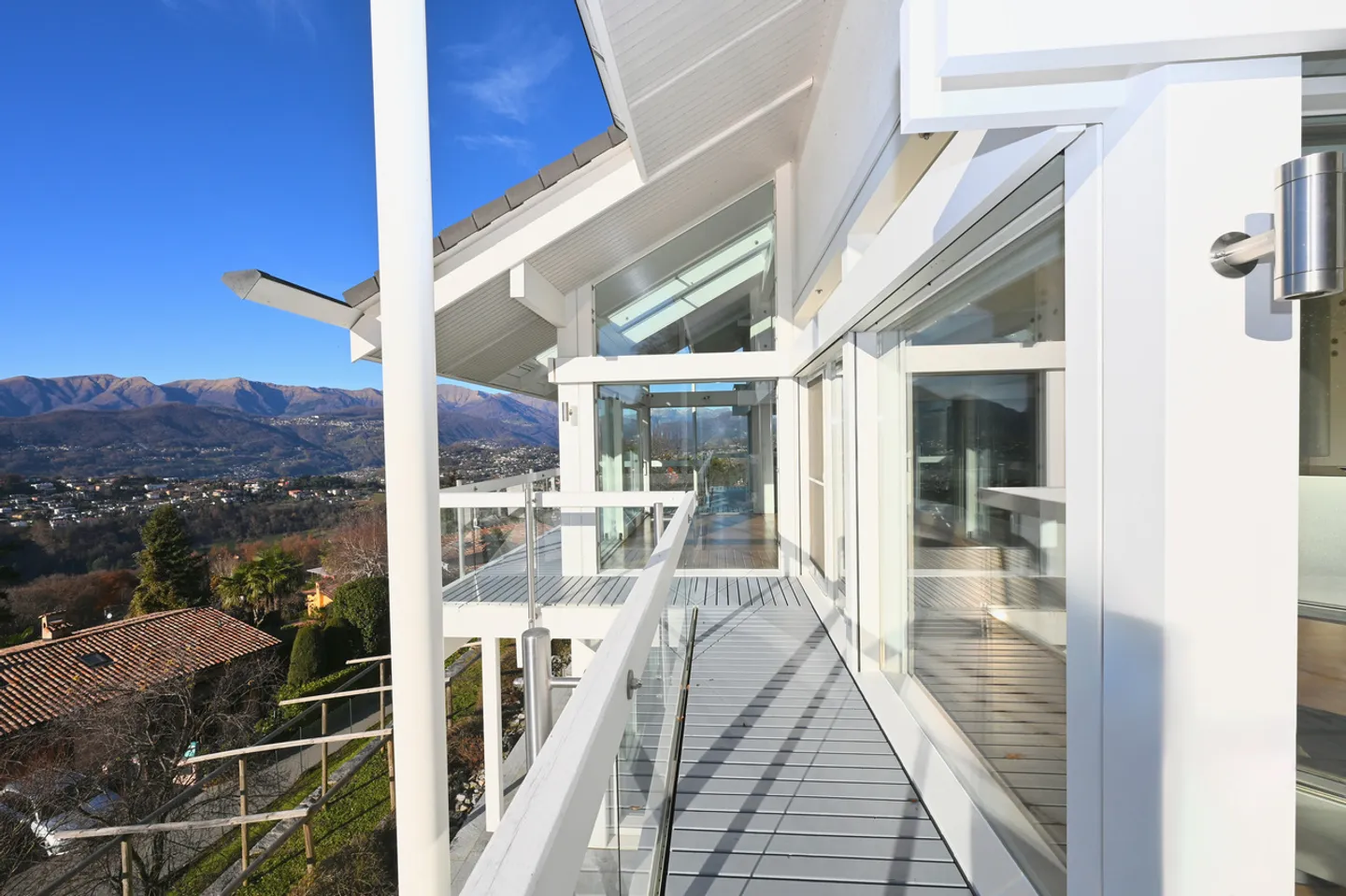 Modern Villa in Carabbia - Photo 13 of 26