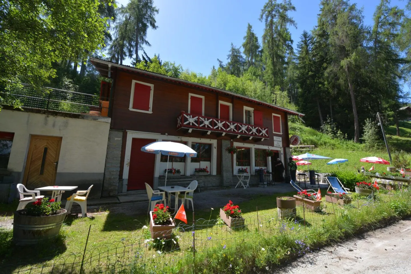 Café-Restaurant avec Appartements - Photo 4 sur 12