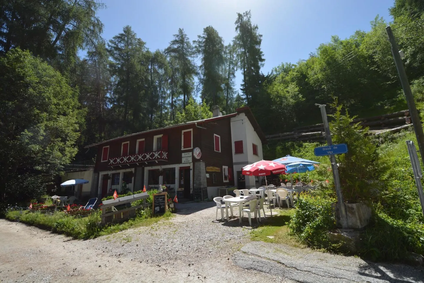 Café-Restaurant avec Appartements - Photo 1 sur 12