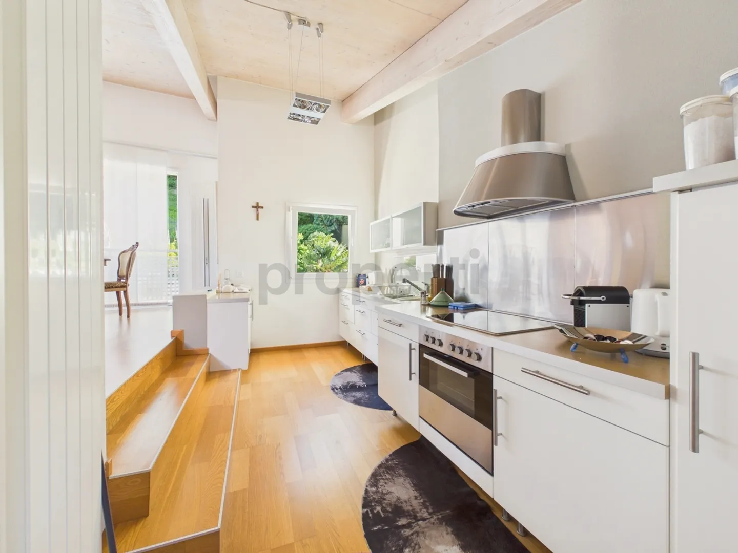 Bâtiment rénové au cœur de Contone : un charmant duplex et deux appartements déjà loués. - Photo 2 sur 13